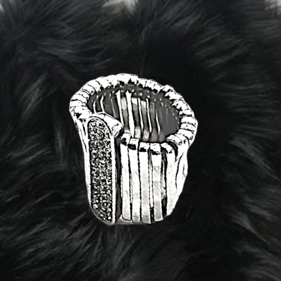 .👣4/$20. Chico's ~ Silver Tone Slip-on Ring with Shiny Rhinestones - Picture 4 of 5